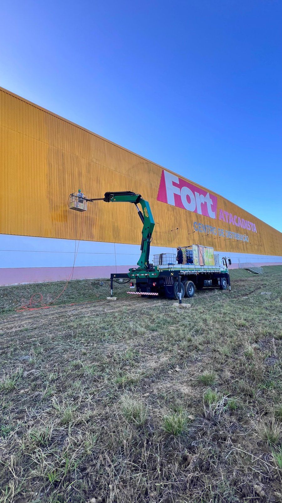 Case Grupo Fiel: limpeza de fachada em ACM