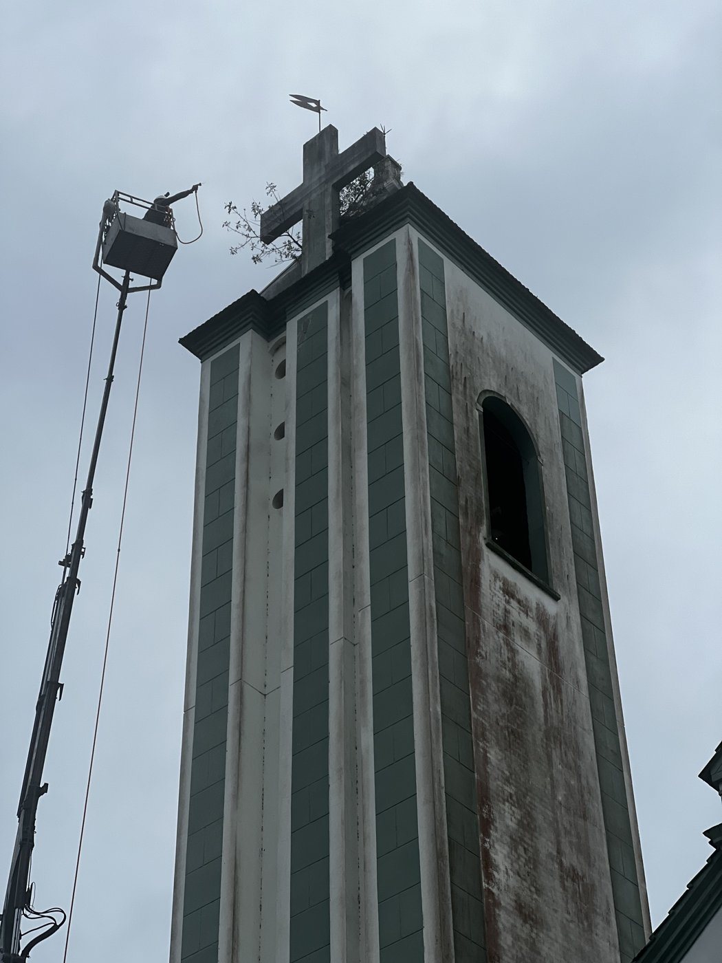 Torre encardida antes da limpeza técnica do Grupo Fiel