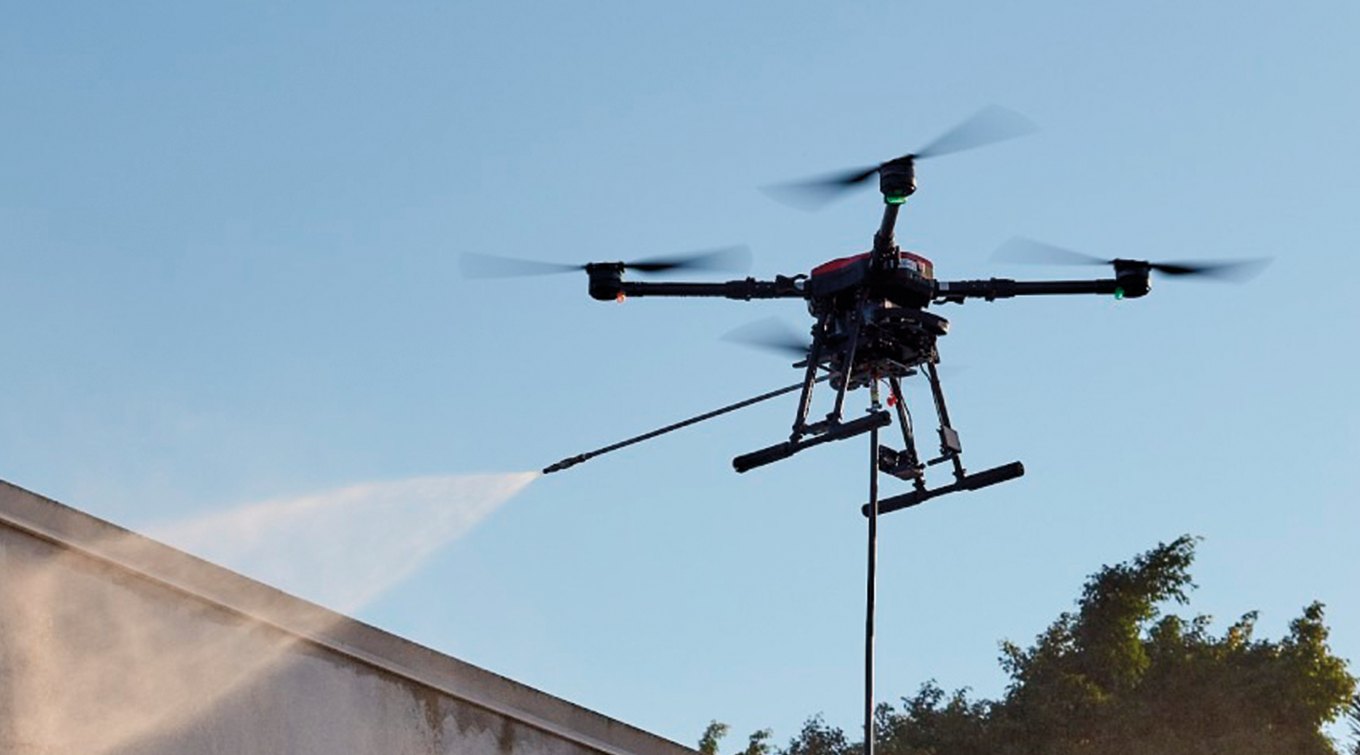 Drone do Grupo Fiel em limpeza de fachada em altura
