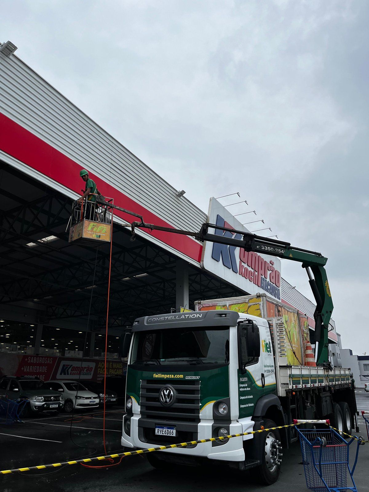 Grupo Fiel na limpeza técnica de fachada comercial com plataforma elevatória