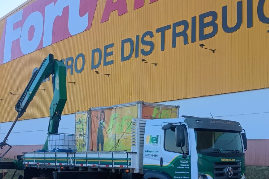 Caminhão munck do Grupo Fiel em operação no centro de distribuição Fort Atacadista