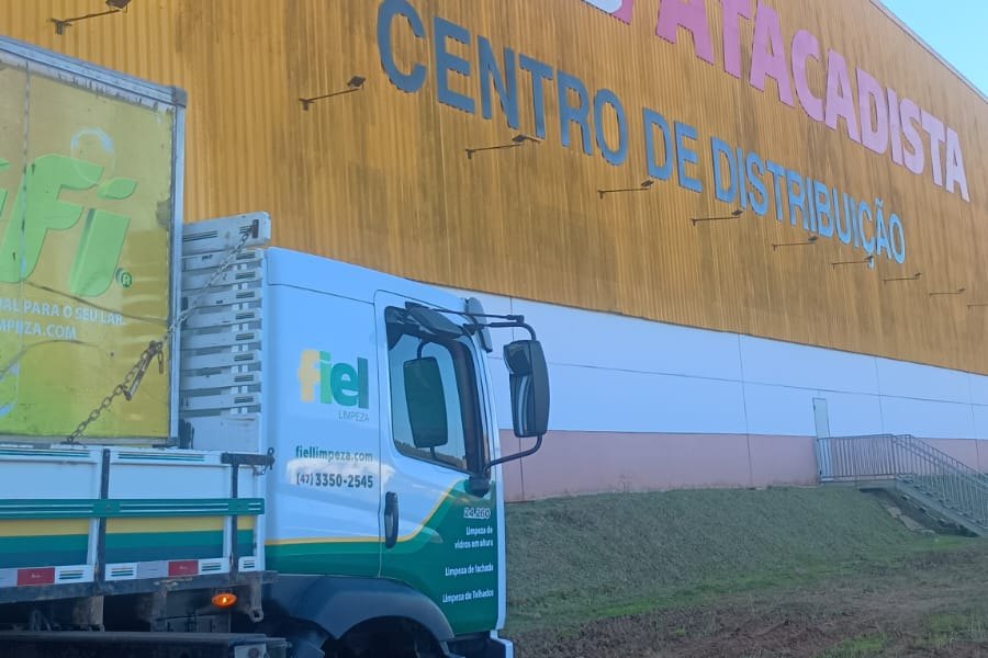Frota do Grupo Fiel no centro de distribuição Koch