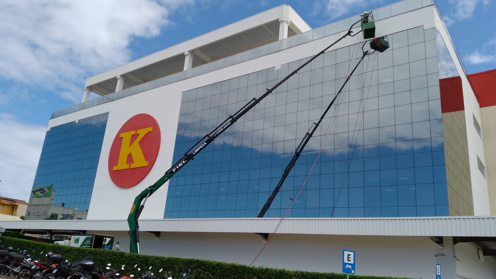 Case Grupo Fiel: fachada de vidro da Koerich