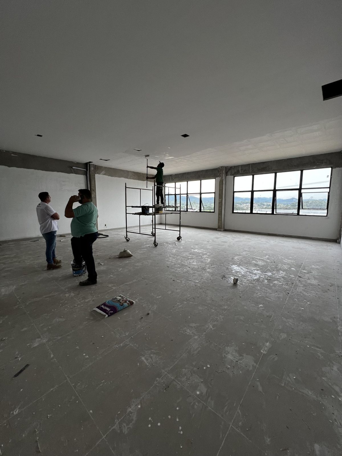 Equipe do Grupo Fiel em limpeza pós-obra