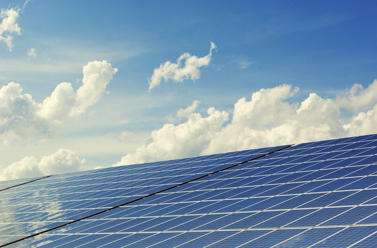 Módulos fotovoltaicos em cobertura