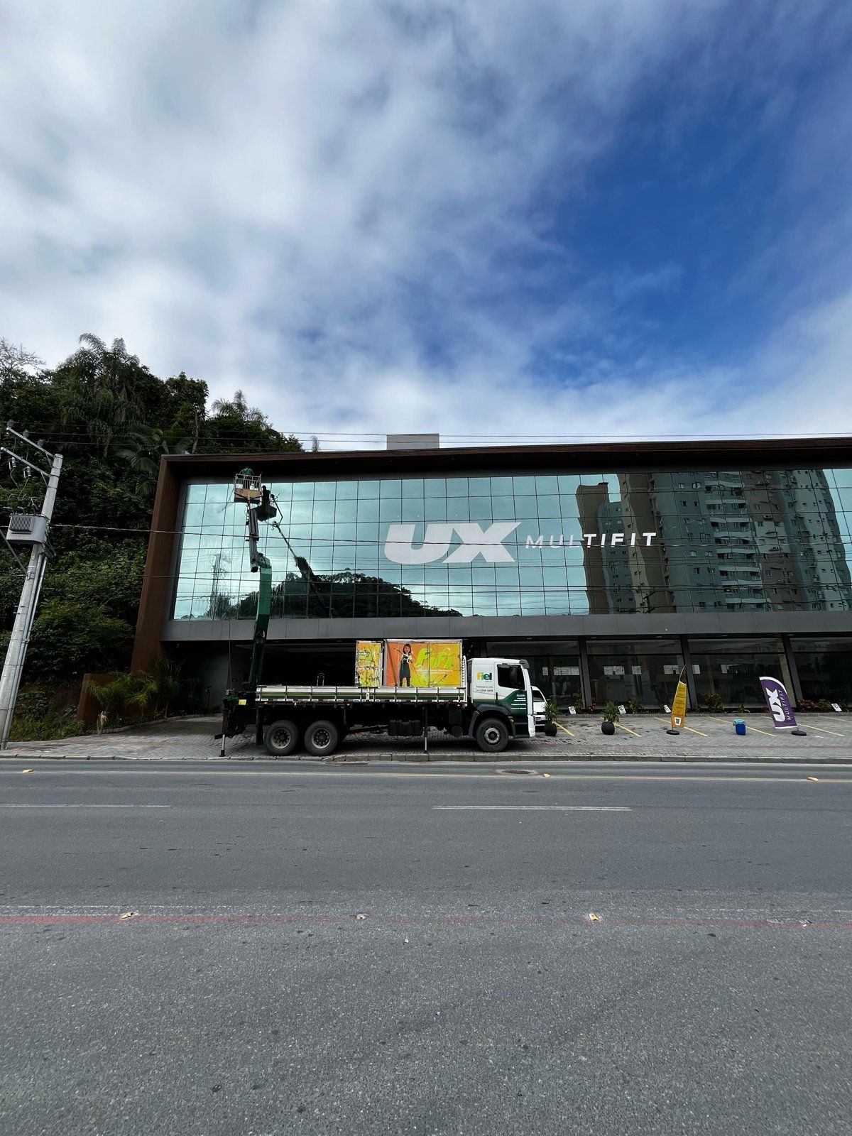 Limpeza de fachada de vidro em altura pelo Grupo Fiel